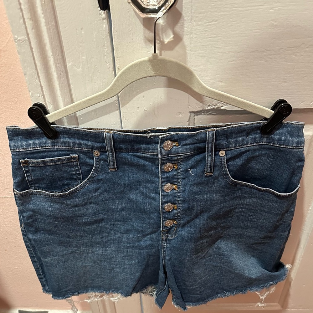 Madewell Women’s Cut-Off Button Front Denim Shorts